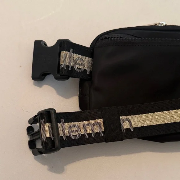 New Without Tags Everywhere Belt Bag 1L Wordmark Black/Gold/White Opal - Picture 6 of 10